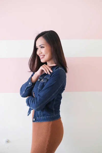 Asyalı Kız Shot Vücut Uzunluğu Sevimli Bir Duygu Ile Yaz — Stok fotoğraf