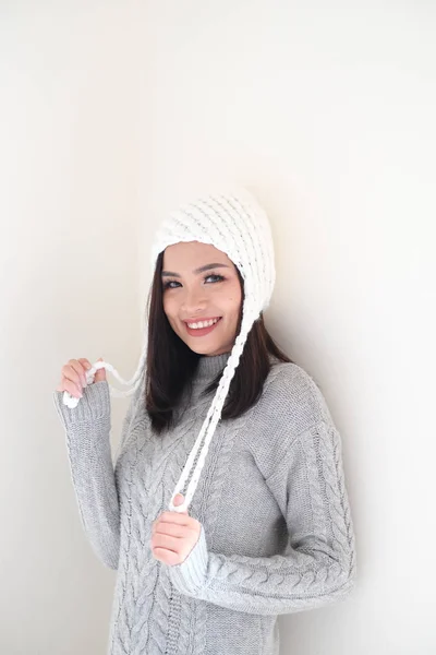 Menina Asiática Comprimento Corpo Tiro Está Vestindo Uma Roupa Inverno — Fotografia de Stock