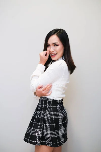 Азиатская девушка в красивом наряде, короткой юбке и рубашке с длинным рукавом — стоковое фото
