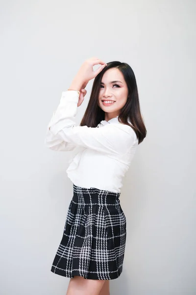 Азиатская девушка в красивом наряде, короткой юбке и рубашке с длинным рукавом — стоковое фото