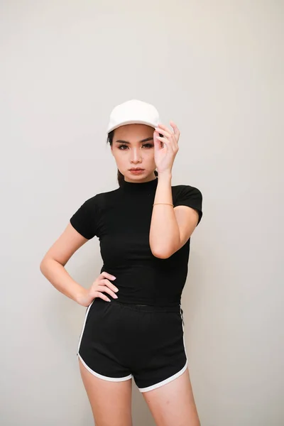 Chica asiática con buen traje, ropa deportiva con pantalones cortos y una c — Foto de Stock