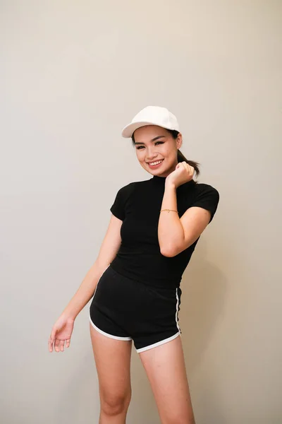 Asiatisches Mädchen mit schönem Outfit, Sportbekleidung mit kurzen Hosen und einem C — Stockfoto