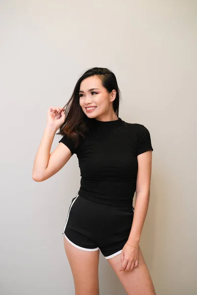 Chica asiática con buen traje, ropa deportiva con pantalones cortos —  Fotos de Stock