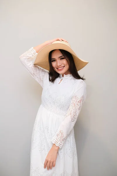 Menina asiática com roupa agradável, vestindo um vestido de renda longa . — Fotografia de Stock