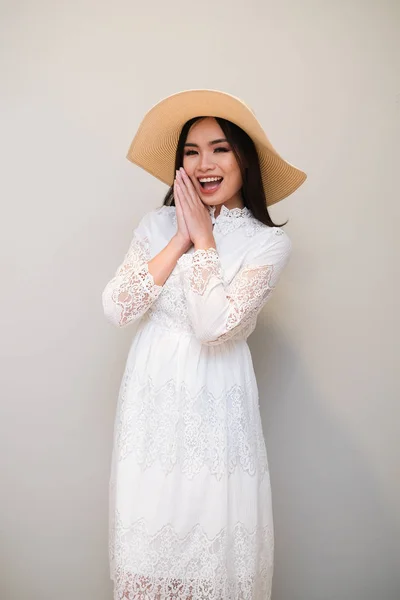 Chica asiática con buen traje, con un vestido de encaje largo . — Foto de Stock