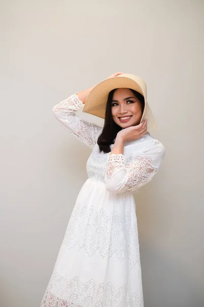 Menina asiática com roupa agradável, vestindo um vestido de renda longa . — Fotografia de Stock