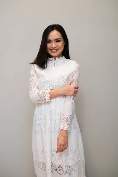 Menina asiática com roupa agradável, vestindo um vestido de renda longa . — Fotografia de Stock