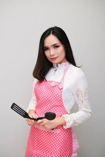 Asiatico ragazza con bello vestito, indossare un lungo pois grembiule . — Foto Stock