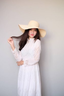 Güzel kıyafetli Asyalı kız, uzun dantel elbise giyiyor.