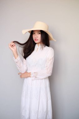 Güzel kıyafetli Asyalı kız, uzun dantel elbise giyiyor.