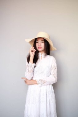 Güzel kıyafetli Asyalı kız, uzun dantel elbise giyiyor.