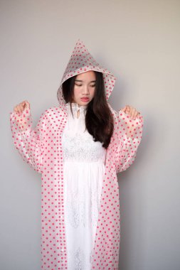 Güzel kıyafeti ile Asyalı kız, yağmurluk giyiyor