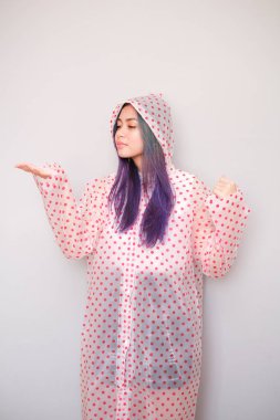 Güzel kıyafeti ile Asyalı kız, yağmurluk giyiyor