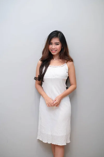 Ragazza asiatica con bel vestito, indossando un abito senza maniche . — Foto Stock