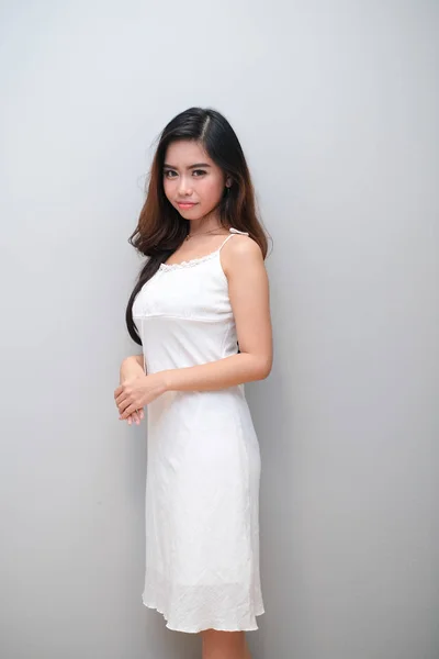 Ragazza asiatica con bel vestito, indossando un abito senza maniche . — Foto Stock