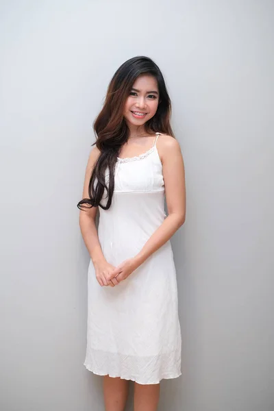 Asiatisk tjej med snygg outfit, klädd i en Ärmlös klänning. — Stockfoto