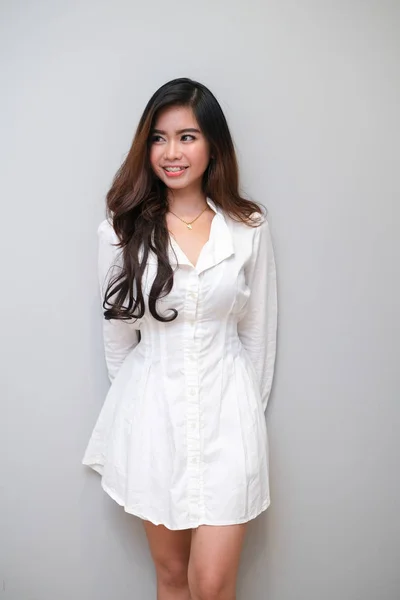 Asiatisk tjej med snygg outfit, klädd i en lång ärm klänning. — Stockfoto