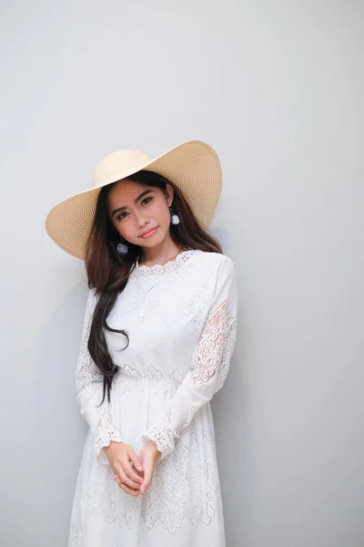 Chica asiática con buen traje, con un vestido de encaje largo . — Foto de Stock