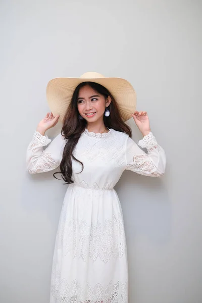 Menina asiática com roupa agradável, vestindo um vestido de renda longa . — Fotografia de Stock