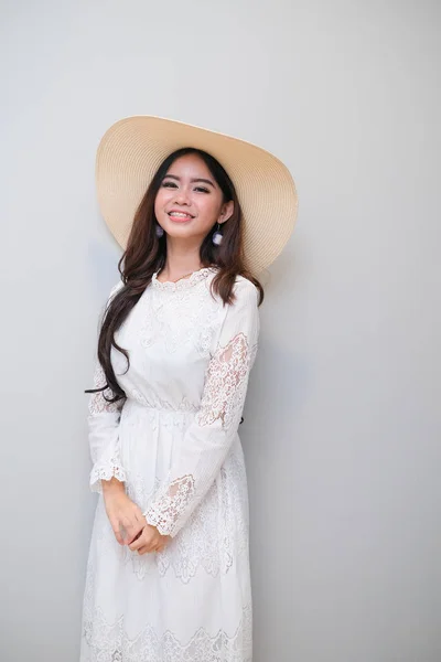 Menina asiática com roupa agradável, vestindo um vestido de renda longa . — Fotografia de Stock