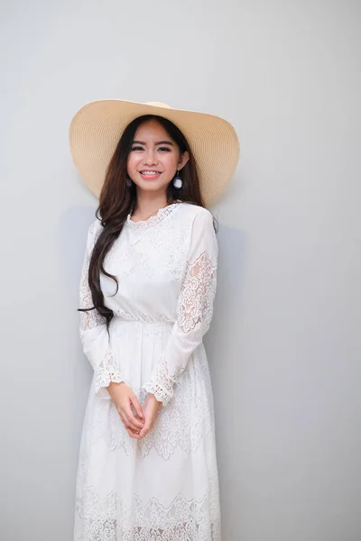 Menina asiática com roupa agradável, vestindo um vestido de renda longa . — Fotografia de Stock