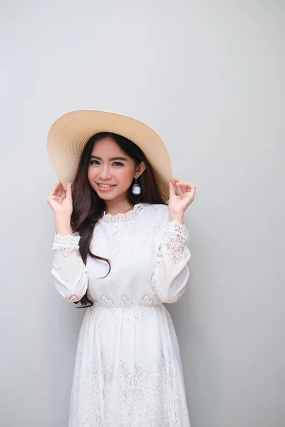 Azjatycka dziewczyna z ładnym stroju, ubrana w długą koronkę. — Zdjęcie stockowe