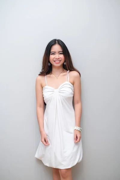 Güzel kıyafetli Asyalı kız, kolsuz elbise giyiyor. — Stok fotoğraf