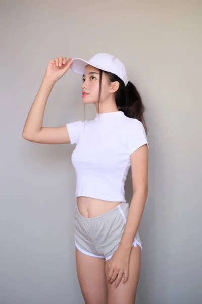 Asiatische Mädchen tragen Sportbekleidung Aufnahmen Körperlänge. — Stockfoto