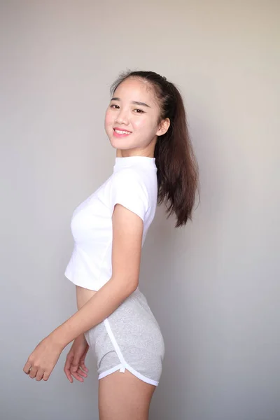 Asiática chica usando ropa deportiva trajes disparos cuerpo longitud . — Foto de Stock