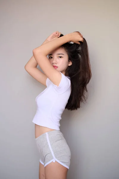スポーツウェアを着たアジアの女の子は体の長さを撮影. — ストック写真