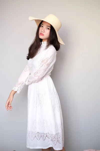 Menina asiática com roupa agradável, vestindo um vestido de renda longa . — Fotografia de Stock
