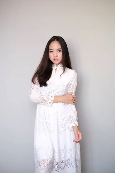 Asiatisches Mädchen mit schönem Outfit, trägt ein langes Spitzenkleid. — Stockfoto