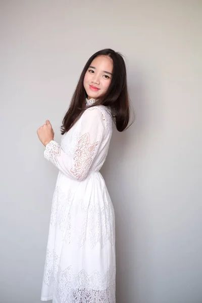Asiatisches Mädchen mit schönem Outfit, trägt ein langes Spitzenkleid. — Stockfoto