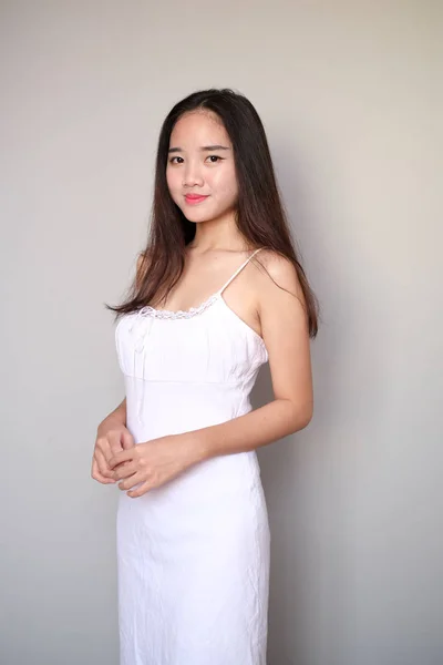 Asiatisk tjej med fin outfit, klädd i en lång slätt ärmlös Dre — Stockfoto