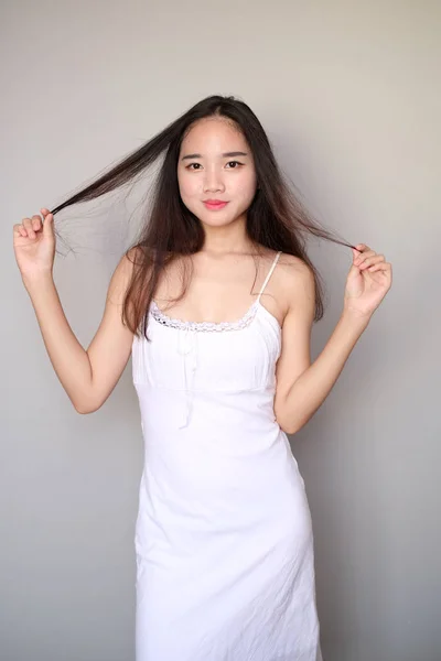 Asiatico ragazza con bello vestito, indossare un lungo pianura senza maniche dre — Foto Stock