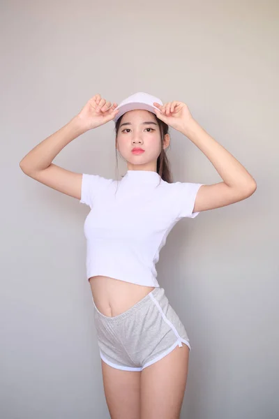 Asian girl wearing sportswear attire shots body length. — Stock Photo, Image