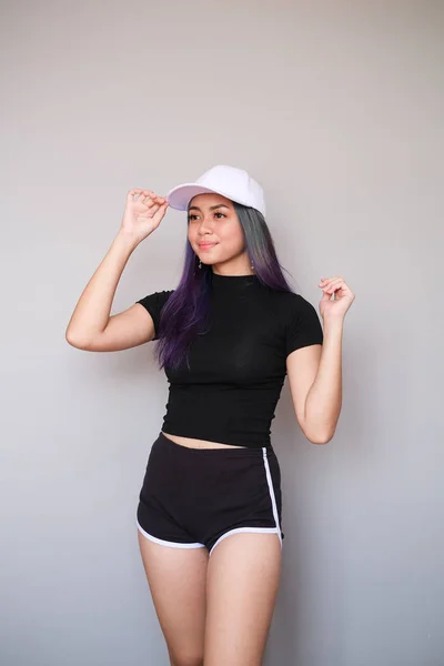 Asiatisches Mädchen mit schönem Outfit, Sportbekleidung mit kurzen Hosen — Stockfoto