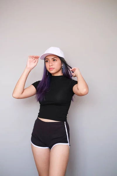 Asijská holka s hezkým oblečku, sportovní oblečení s krátkými kalhotami — Stock fotografie