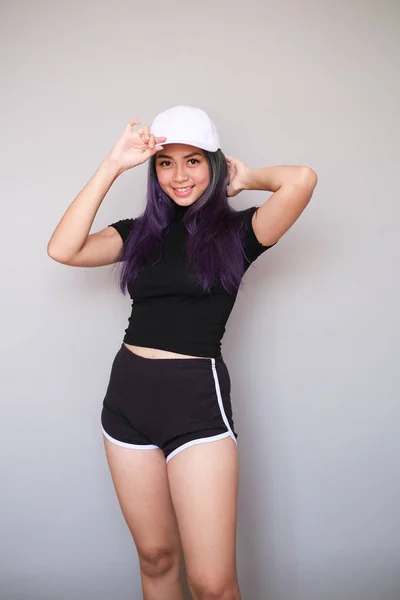 Chica asiática con buen traje, ropa deportiva con pantalones cortos — Foto de Stock