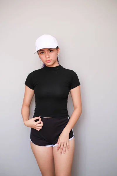 Asiatisches Mädchen mit schönem Outfit, Sportbekleidung mit kurzen Hosen — Stockfoto