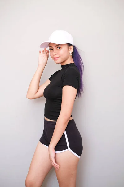 Chica asiática con buen traje, ropa deportiva con pantalones cortos —  Fotos de Stock