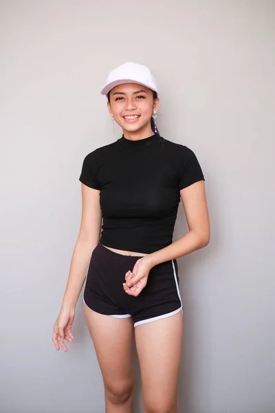Chica asiática con buen traje, ropa deportiva con pantalones cortos —  Fotos de Stock