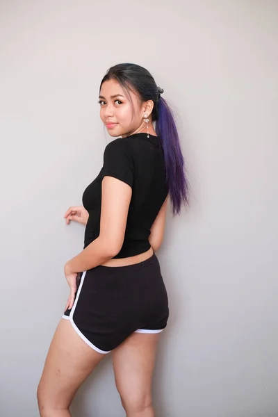 Chica asiática con buen traje, ropa deportiva con pantalones cortos — Foto de Stock