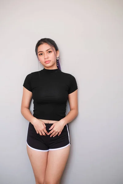 Asiatisches Mädchen mit schönem Outfit, Sportbekleidung mit kurzen Hosen — Stockfoto