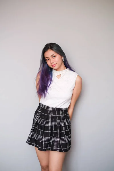 Menina asiática com roupa agradável, saia curta e camisa sem mangas — Fotografia de Stock