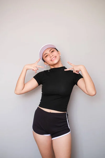 Asiatisches Mädchen mit schönem Outfit, Sportbekleidung mit kurzen Hosen — Stockfoto