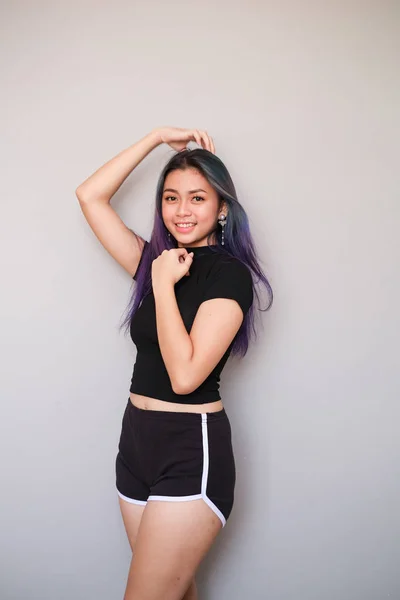 Asiatisches Mädchen mit schönem Outfit, Sportbekleidung mit kurzen Hosen — Stockfoto