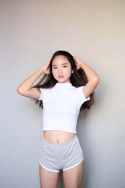 Asian Dziewczyna noszenie Sportswear strój stroje Długość ciała. Obrazy Stockowe bez tantiem