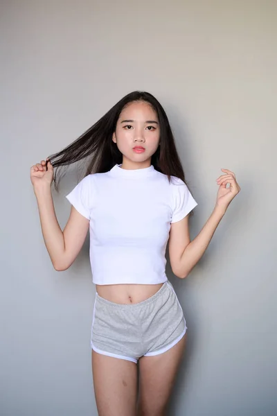 Asian Dziewczyna noszenie Sportswear strój stroje Długość ciała. Zdjęcie Stockowe