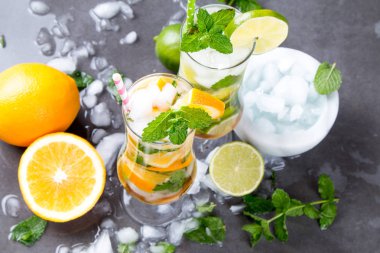 Mohito kireç siyah arka planda içecekler. Meyveli taze içecekler. Yaz konsepti